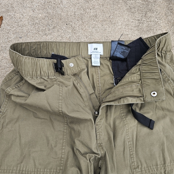 H&M Tan Cargo Pants with Adjustable Waistband and Relaxed Fit - Picture 3 of 7